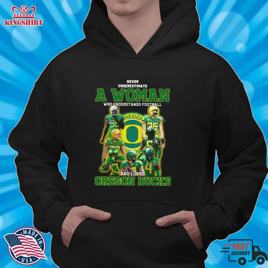 Never Underestimate An Old Woman Who Understands Football And Oregon Ducks Signatures Shirt cotton t-shirt