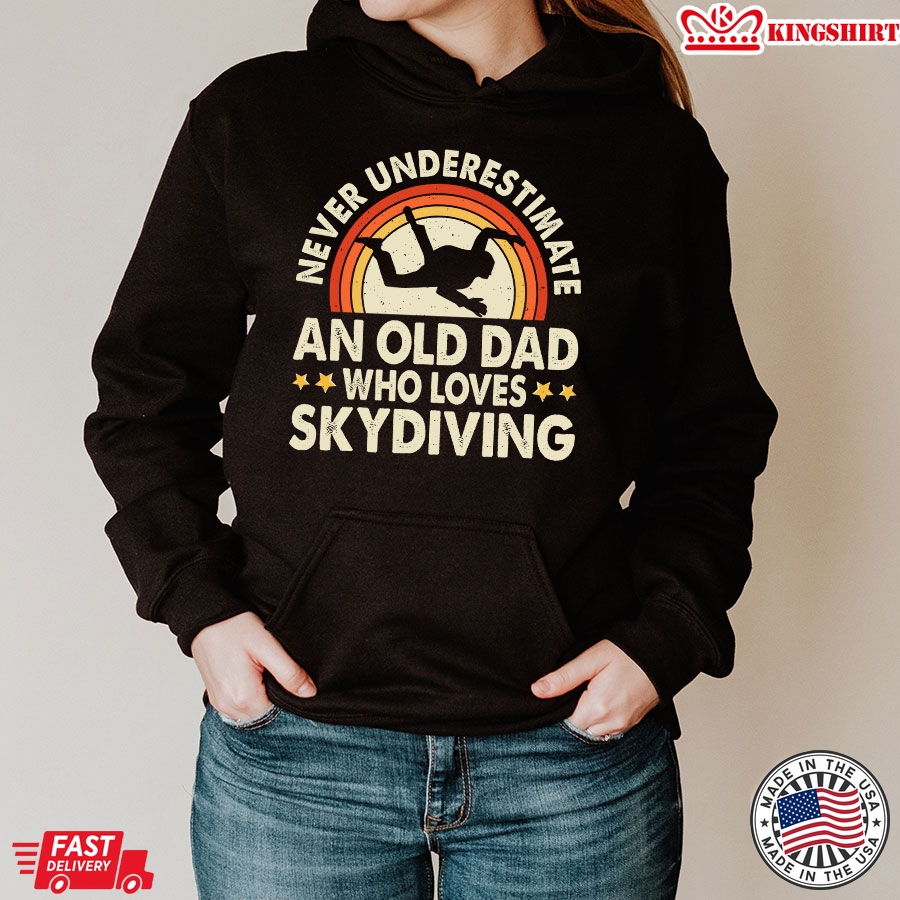 Never Underestimate An Old Dad Who Loves Skydiving Vintage Hoodie