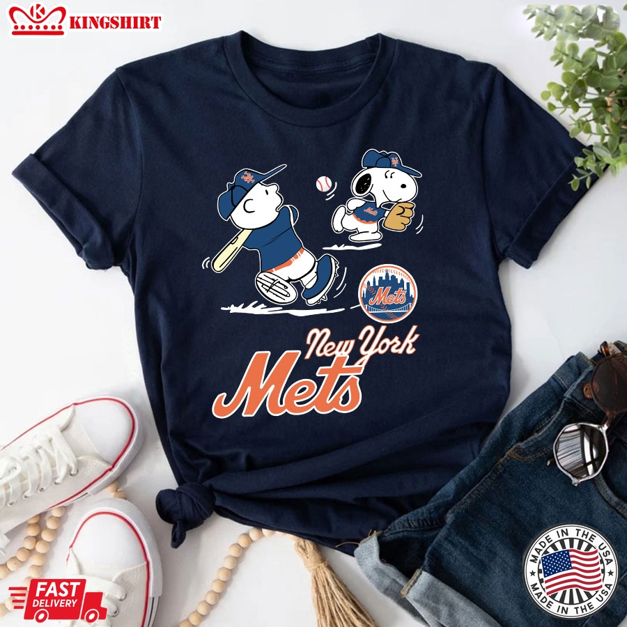 Peanuts Charlie Brown And Snoopy Playing New York Mets T-Shirt