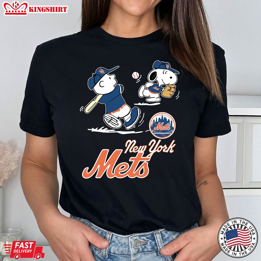 Peanuts Charlie Brown And Snoopy Playing New York Mets T-Shirt